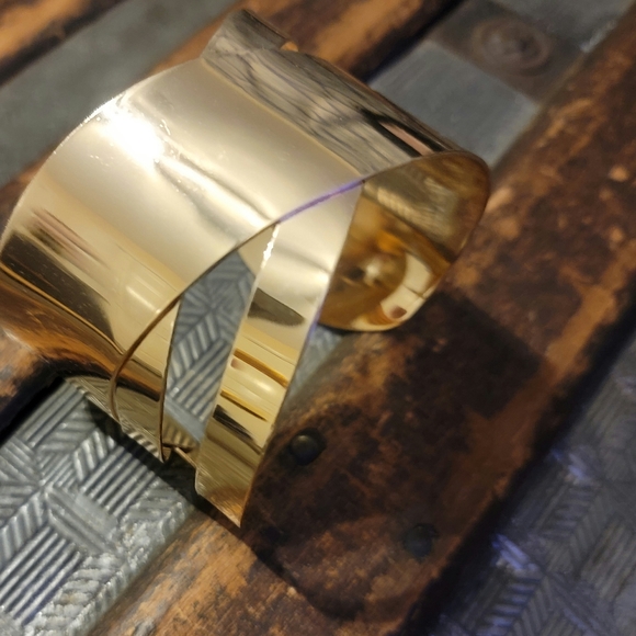 Gold cuff bracelets - Picture 7 of 9